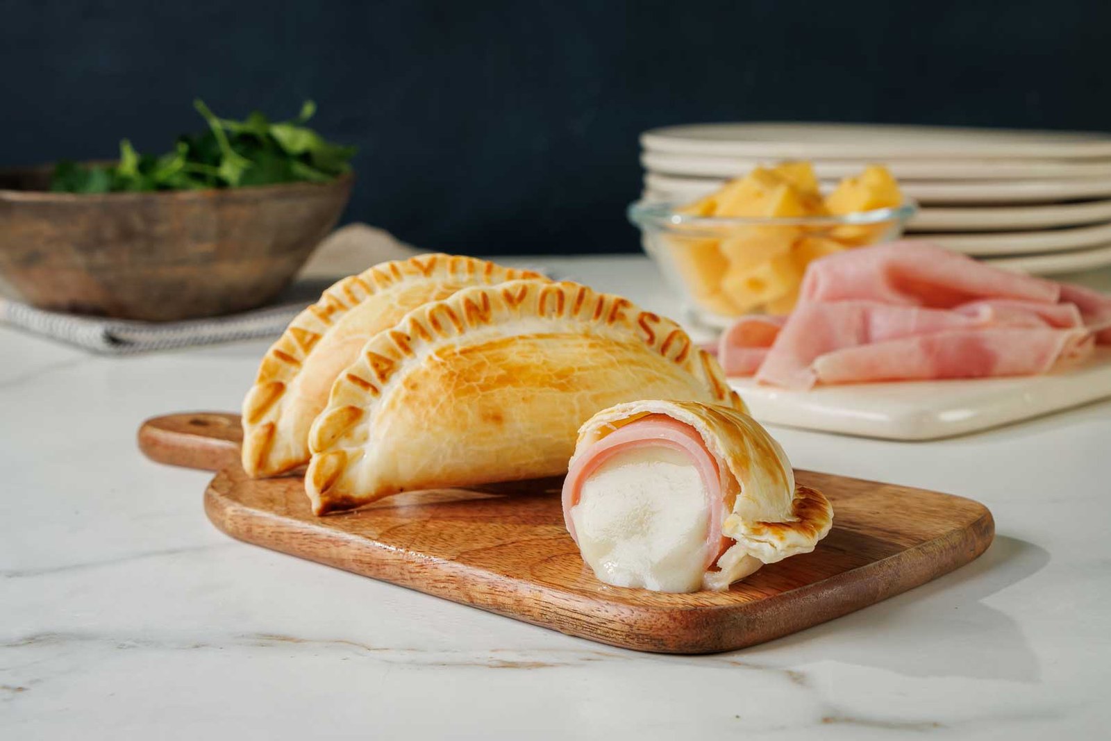 Empanada de carne cortada al medio mostrando su relleno